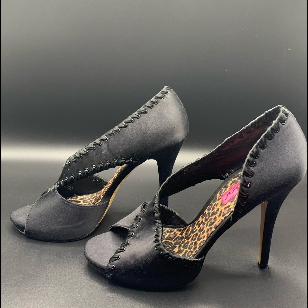 Betsey Johnson Walter Pumps - Picture 3 of 6